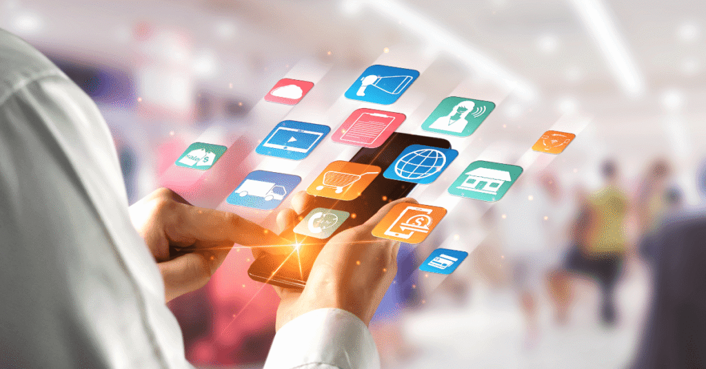 Pessoa usando smartphone para gerenciar canais de marketing omnichannel com ícones digitais flutuantes.
